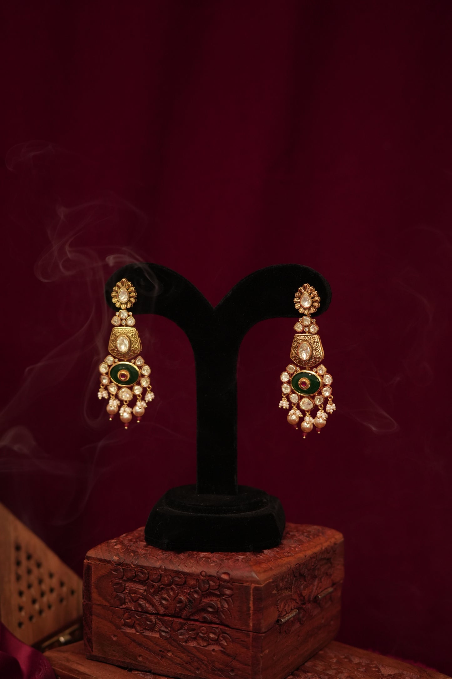 GOLD MINAKARI KUNDAN POLKI SET.