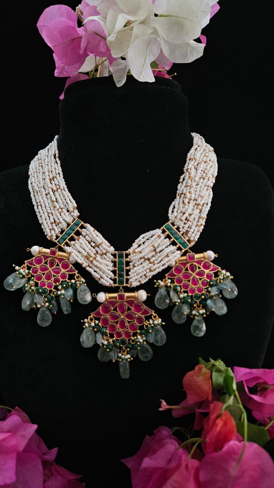 Emerald kundal white pearl necklace