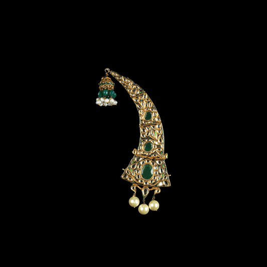 Silver kalgi with kundan and emerald