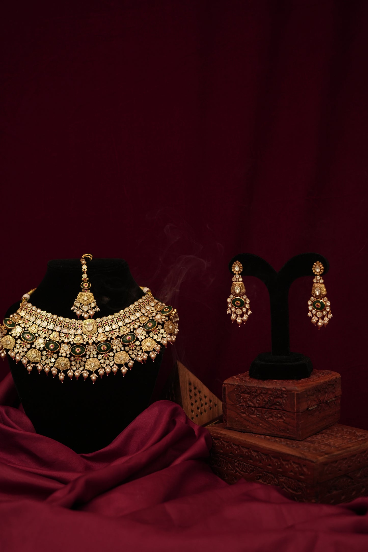 GOLD  MINAKARI KUNDAN POLKI SET.