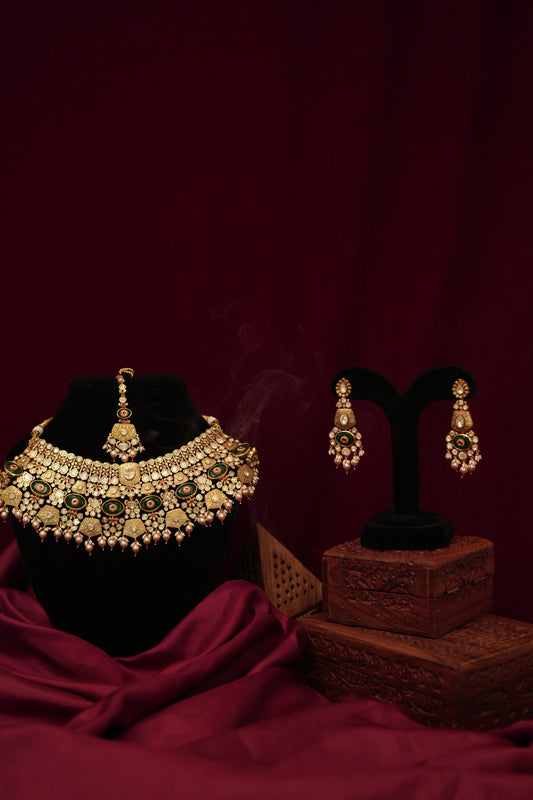 GOLD  MINAKARI KUNDAN POLKI SET.